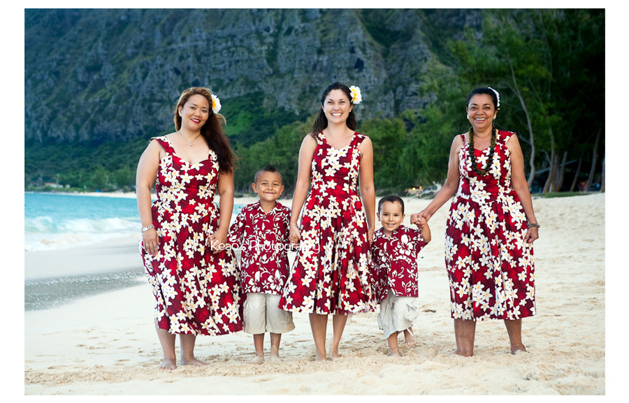 Perfect beach family photo Hawaii beach family photo at Waimanalo