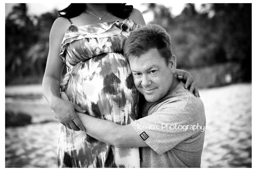 Black and white maternity photo on hawaiian beach