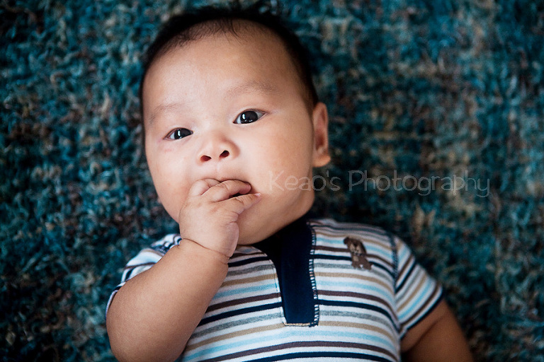 baby portraits 3 months slurping on hand