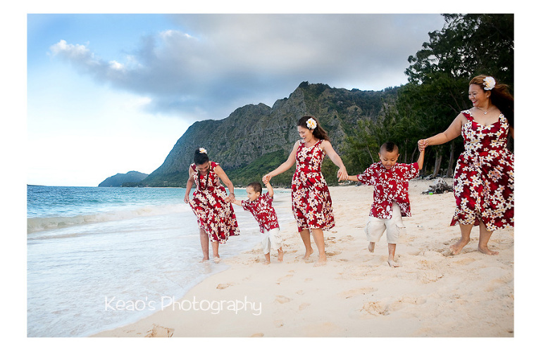 Hawaii beach photography family session getting splashed at shore