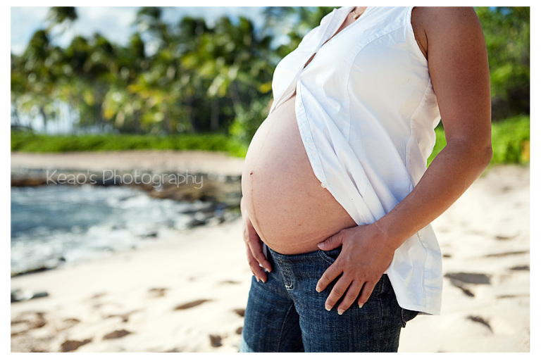 Beach baby bump Hawaii maternity photos