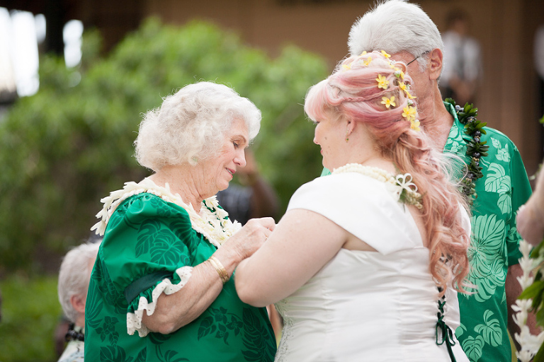 hawaii tradition of bride giving a lei to mom