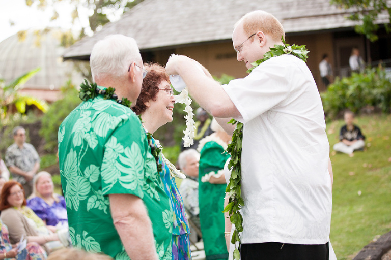 hawaii wedding tradition of lei-giving