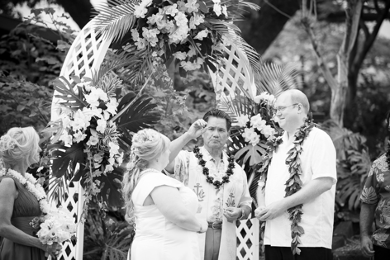 black and white wedding photography at bishop museum