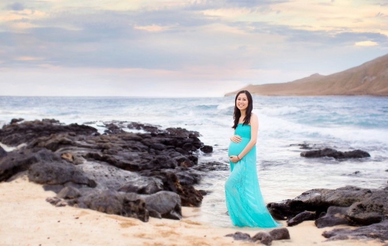 hawaii maternity photographer at makapuu beach