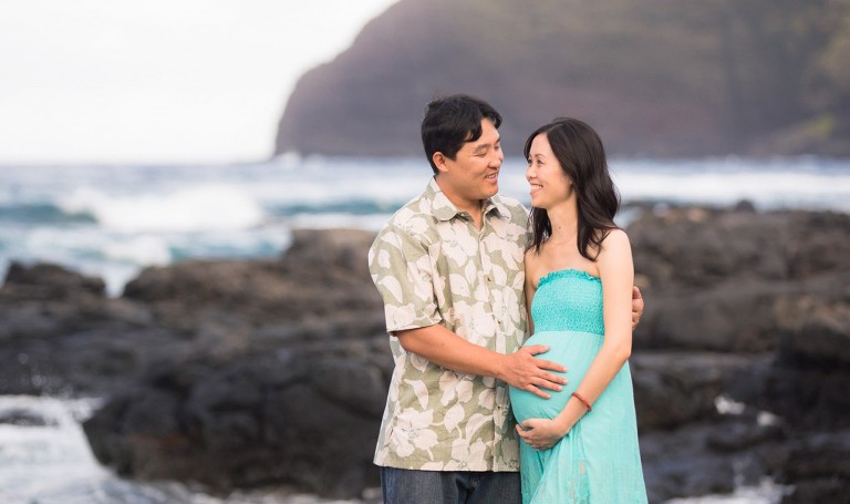 proud parents at an Oahu maternity photo session