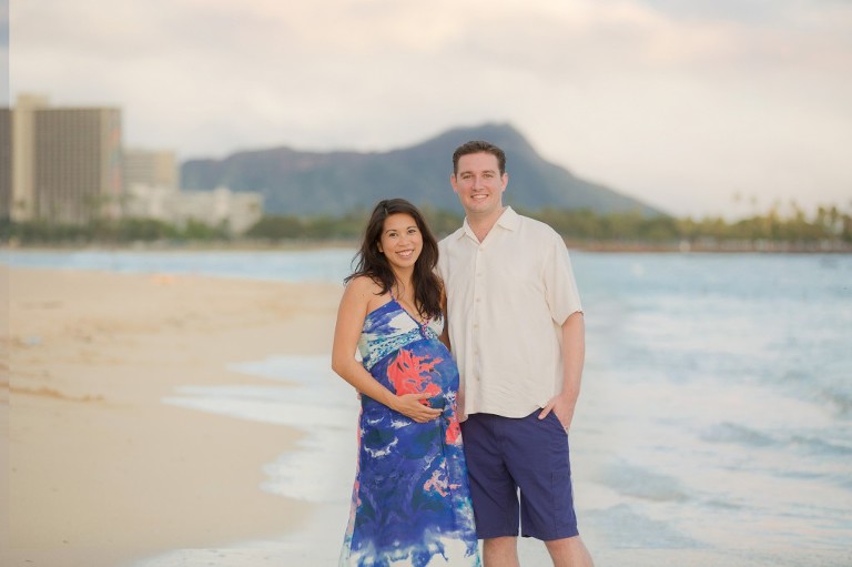 Ala Moana Beach maternity photography with Hawaii photographer