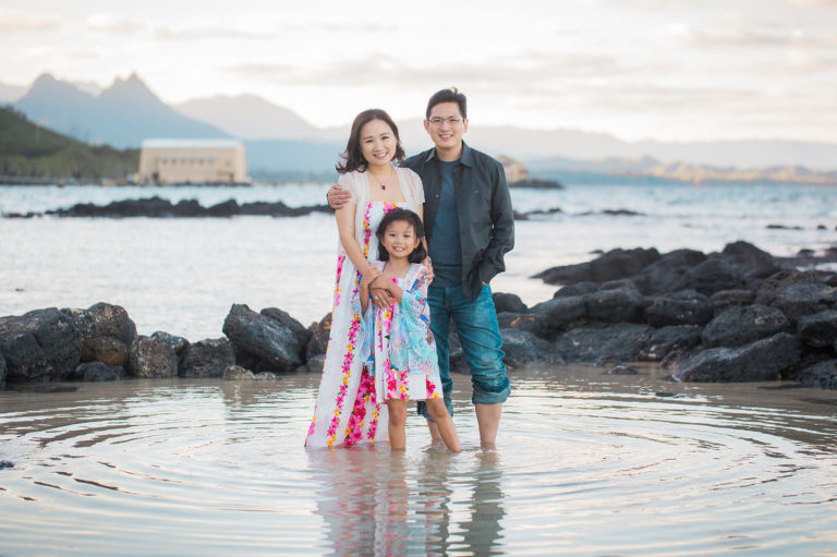 beautiful family photos in ocean Hawaii