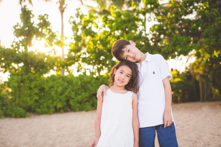 photo of siblings in Ko Olina by Oahu photographer