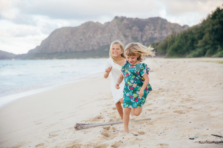 natural and relaxed family photos in Hawaii