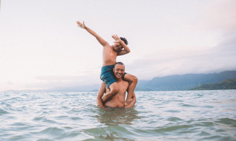 Dabbing with dad in the Pacific Ocean on North Shore family photo