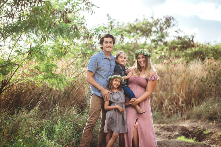 east oahu family photographer takes family photo